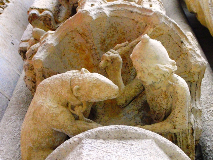 Sculpture d'une des trois portes de la facade de la cathédrale Notre Dame d'Amiens