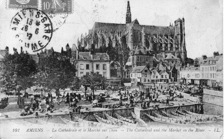 Vers 1910, la cathédrale et le marché sur l'eau (carte postale ancienne). - Amiens