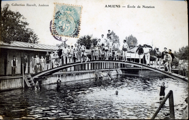 Ecole de natation, vers 1906 (carte postale ancienne). - Amiens