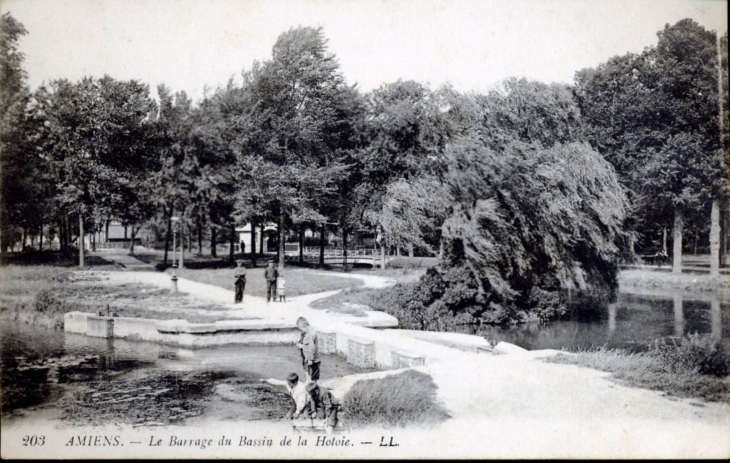 Le barrage du bassin de la Hotoie, vers 1928 (carte postale ancienne). - Amiens