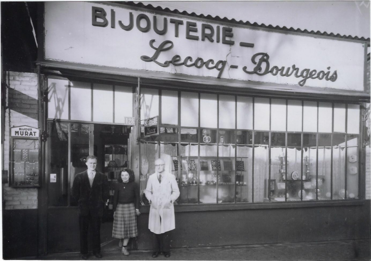 Marcel Lecocq et son fils René ,sinistré durant la 2eme guerre et Guislaine CALAIS , aujourd'hui agée de 90 ans qui est toujours restée trés devouée et trés proche de la famille Lecocq durant 3 générations . - Amiens