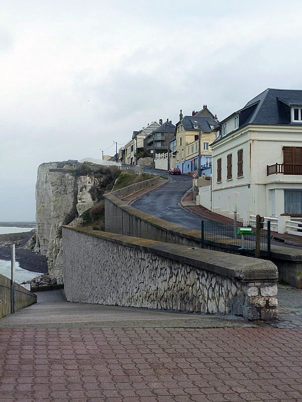 Rue au bord des falaises - Ault