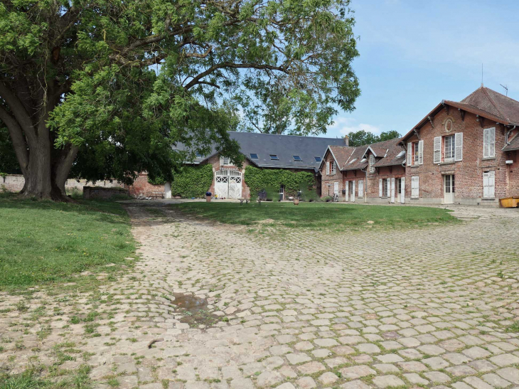 La ferme dans la cour du château - Beaufort-en-Santerre
