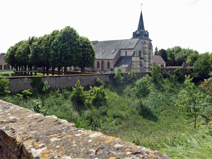 L'église vue du château - Beaufort-en-Santerre