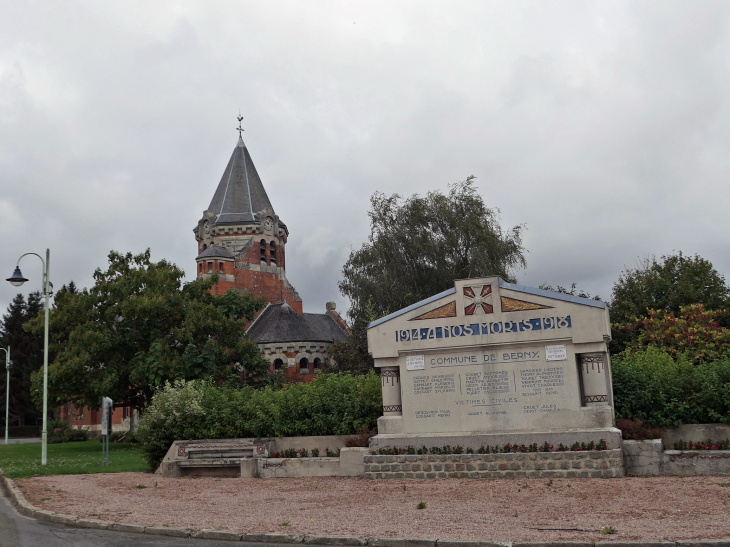 Le monument aux morts et l'église - Berny-en-Santerre