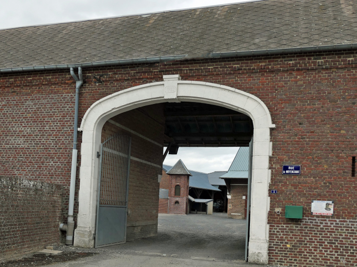 Rue de Moyencourt : vue sur la cour dela ferme - Billancourt