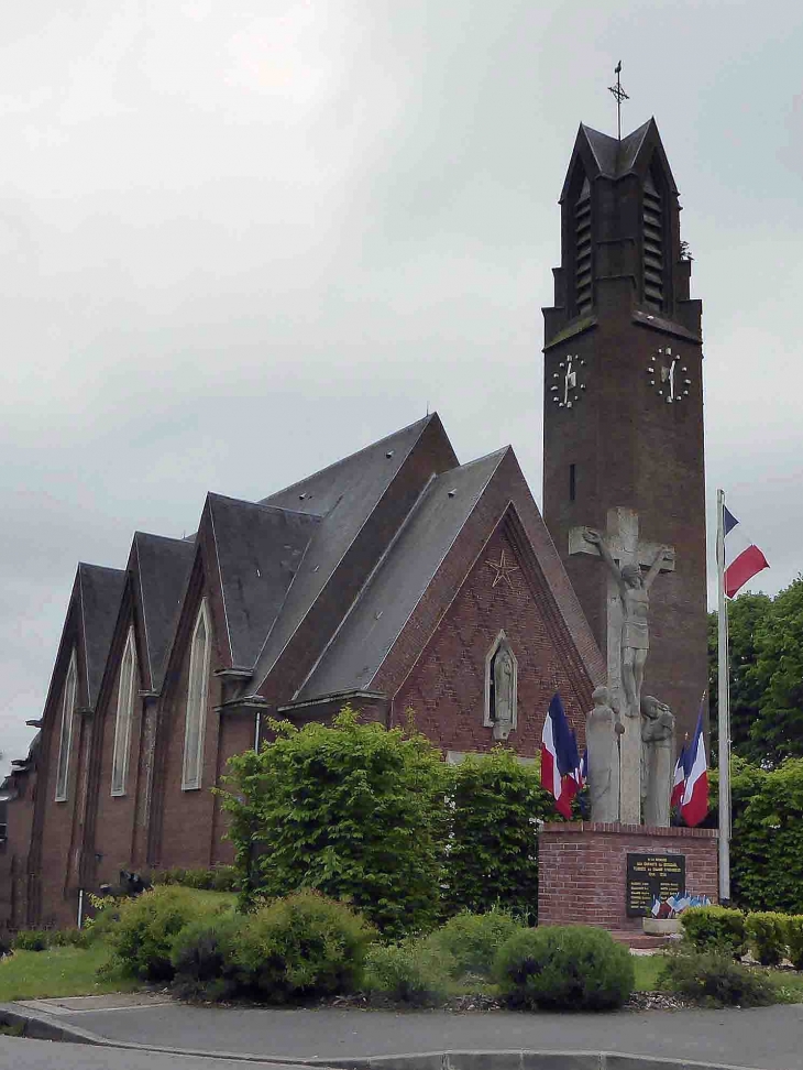 Le calvaire monument aux morts devant l'église - Bosquel