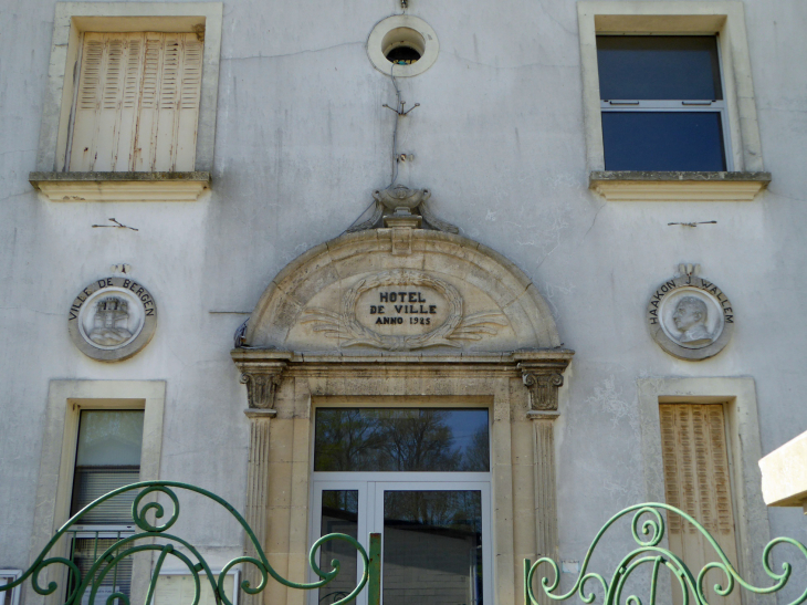 Sur la mairie les médaillons en hommage au bienfaiteur danois du village et à la ville de Bergen qui l'a adopté après la guerre de 14-18 - Bouchavesnes-Bergen