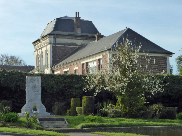 La mairie et le monument aux morts - Buire-Courcelles