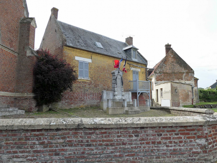 Le monument aux morts entre l'église et la ferme - Bus-la-Mésière