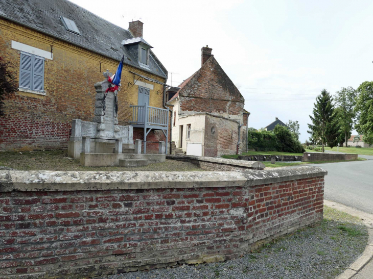 Ferme et mare dans le village - Bus-la-Mésière