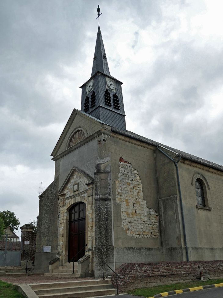 L'entrée de l'église - Chuignes