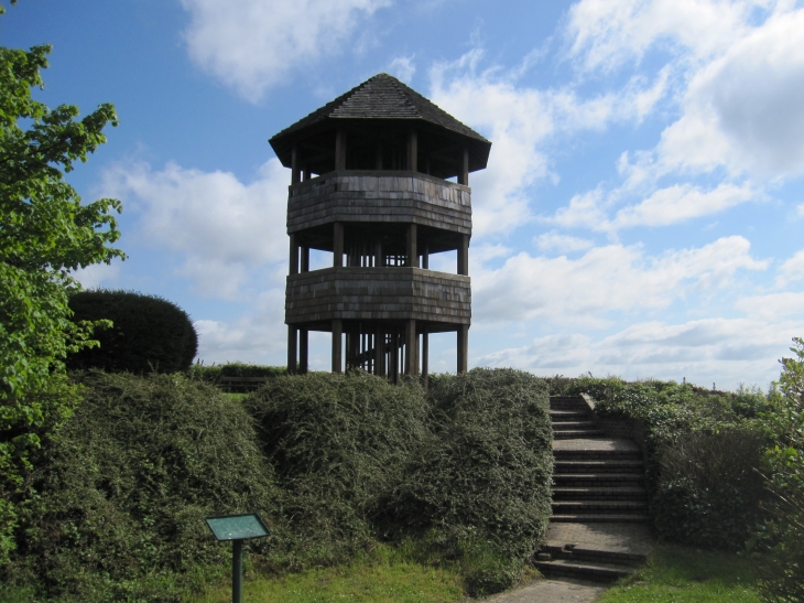 Tour-de-guet-a-l-emplacement-du-fameux-moulin-d-ou-edouard-iii-suivait-la-bataille - Crécy-en-Ponthieu