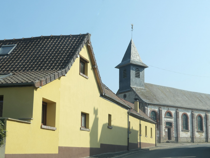 Vers l'église - Embreville