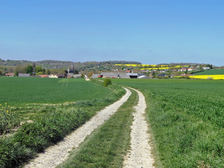 Le village vu du chemin de randonnée - Étinehem