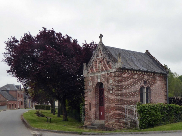 Chapelle dans le village - Famechon