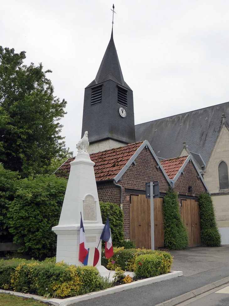 L'église et le monument aux morts - Faverolles