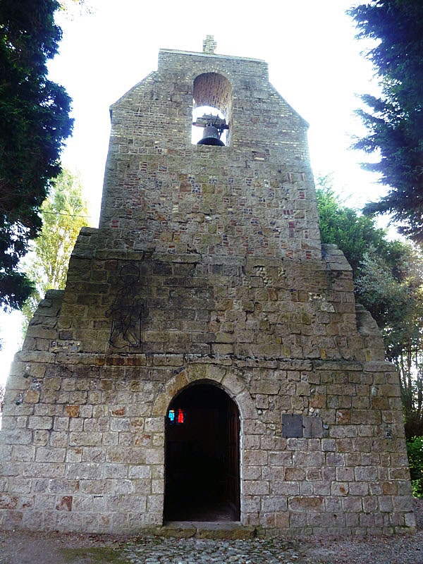 La chapelle du Hamelet : l'entrée - Favières