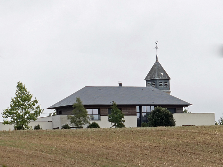 Vue sur le clocher derrière une maison - Fay