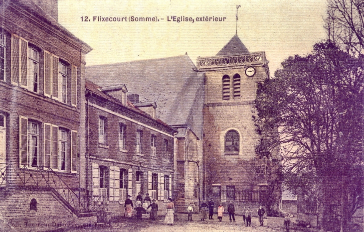 Eglise de Flixecourt, extérieur, à gauche Ecole des Filles, colorisée