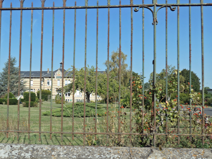 Le château derrière la grille - Fouilloy