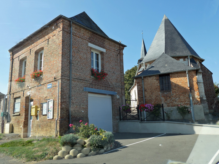 La mairie et l'église dos à dos - Framicourt