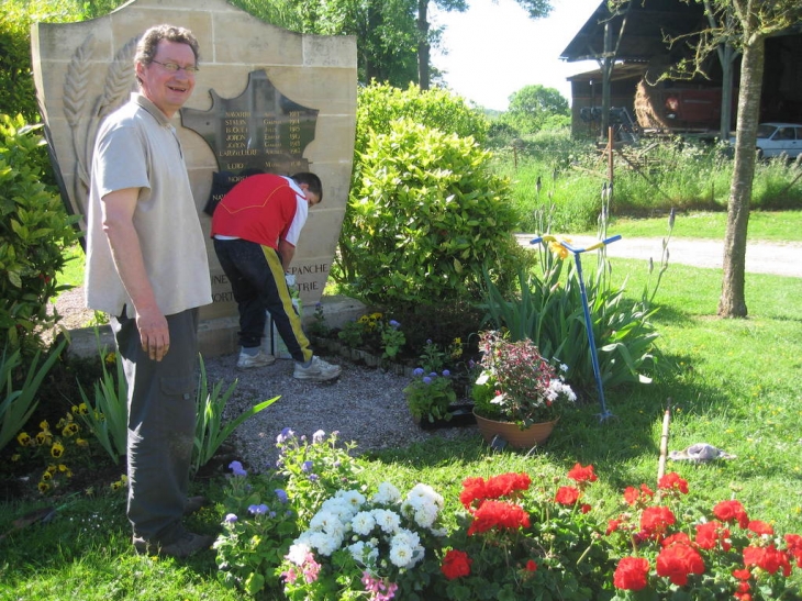 Plantation pour fleurir le village - Grattepanche