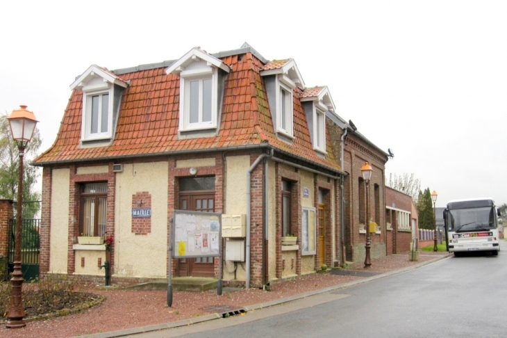 La mairie... Le bus stationne devant l'école. - Grattepanche