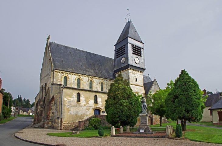 Eglise Saint-Pierre.  Epoque de construction : fin 12e siècle - 15e siècle.  L'église a été restaurée en 1864. Au sommet de la façade trône une statue de Saint-Pierre assis dans la cathedra (siège épiscopal) et portant le Regnum ( la tiare, que les Romain - Guerbigny