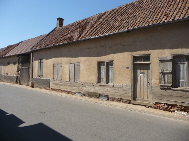 L'une des plus vieille façade non renovée depuis plus de 70 ans - Hallencourt