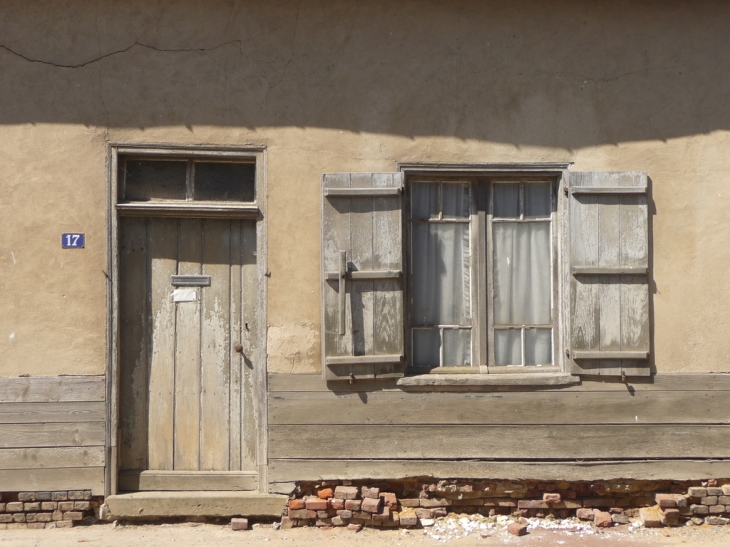 L'une des plus vieille façade non renovée depuis plus de 70 ans - Hallencourt