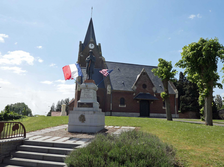 Le monument aux morts devant l'église - Hallu