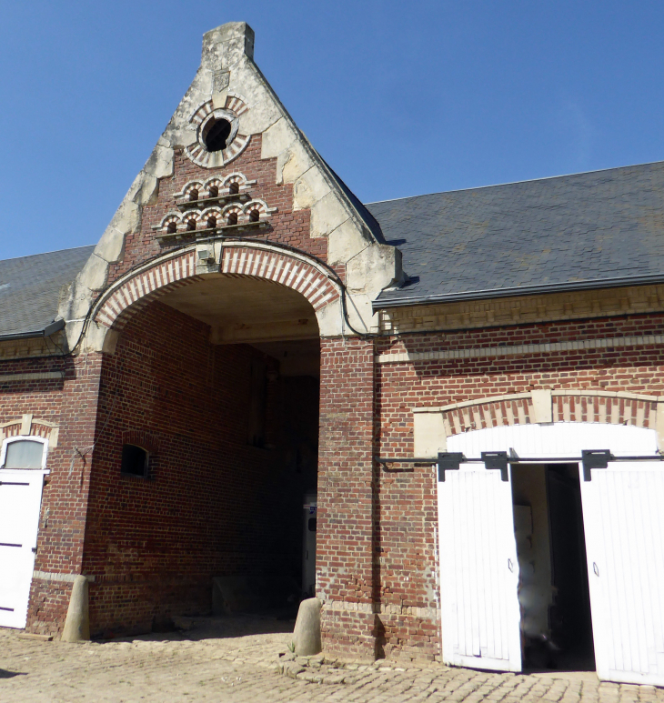 Pigeonnier porche dans une cour de ferme - Hancourt