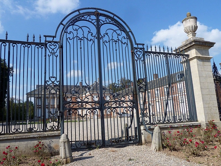 Le château derrière sa belle grille - Hénencourt