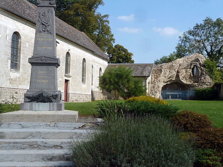 Sur le côté de l'église : monument aux morts et 