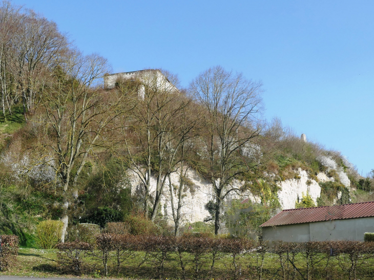 Les ruines de l'église Saint Jacques au dessus du village - L'Étoile