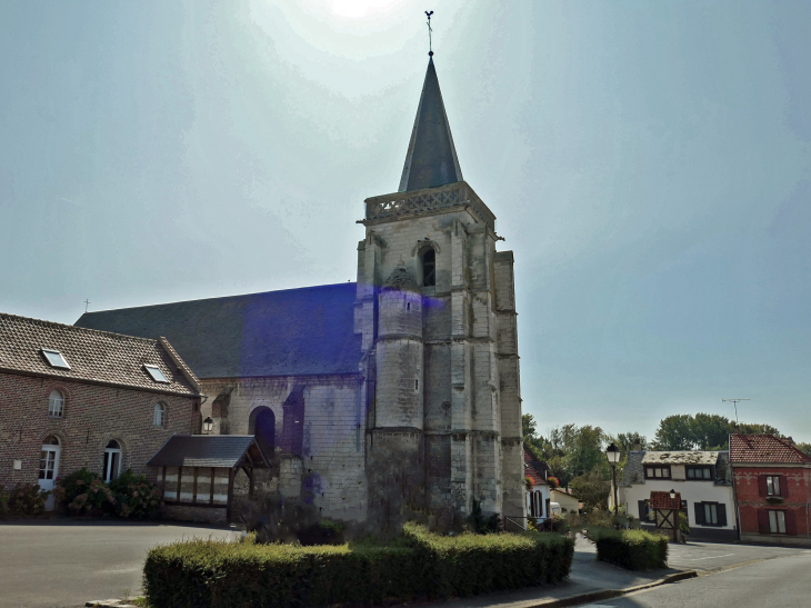 L'église dans le village - La Chaussée-Tirancourt