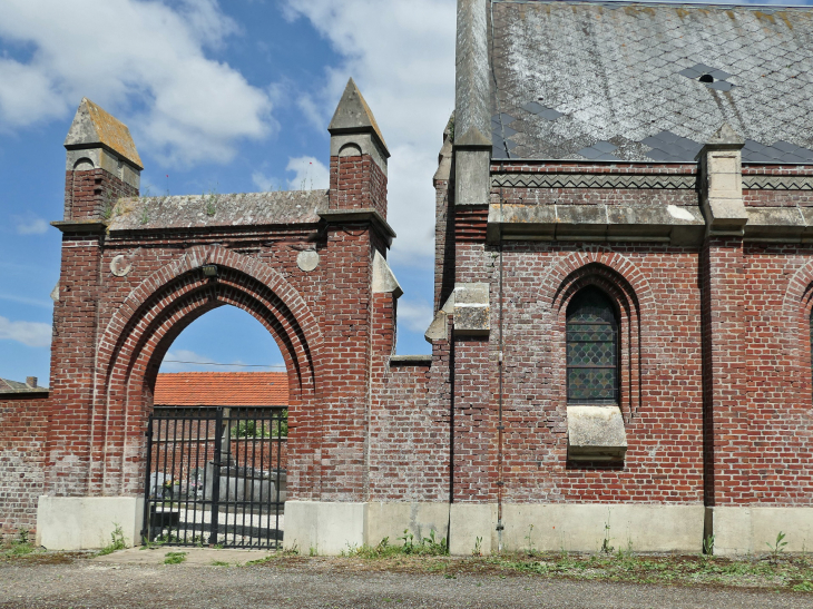 L'entrée du cimetière - La Chavatte