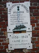 Le monument aux morts adossé sur l'église - Languevoisin-Quiquery