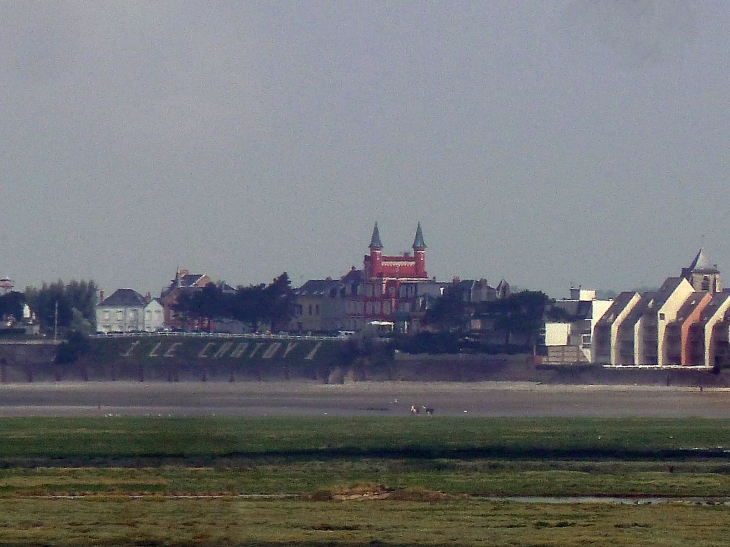 La ville vue de Saint Valery sur Somme  de l'autre côté de la baie - Le Crotoy