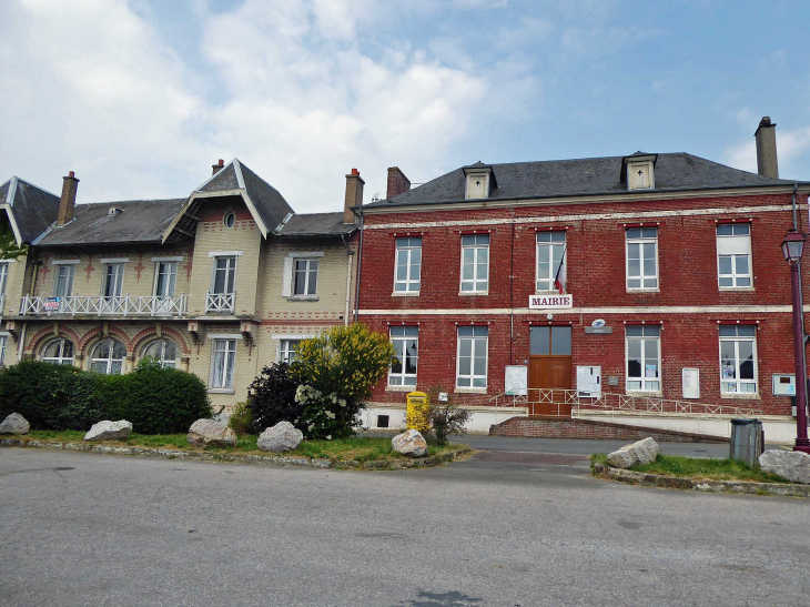 La mairie dans la rue principale - Lignières-Châtelain