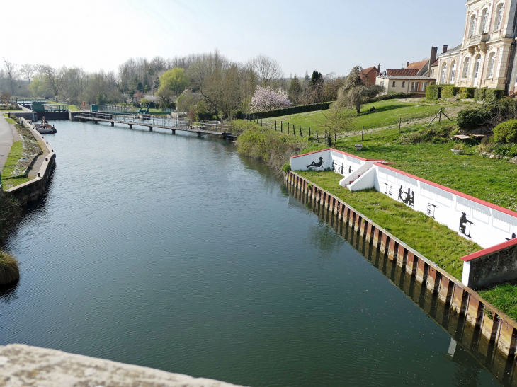 Les écluses vues du pont sur la Somme - Long