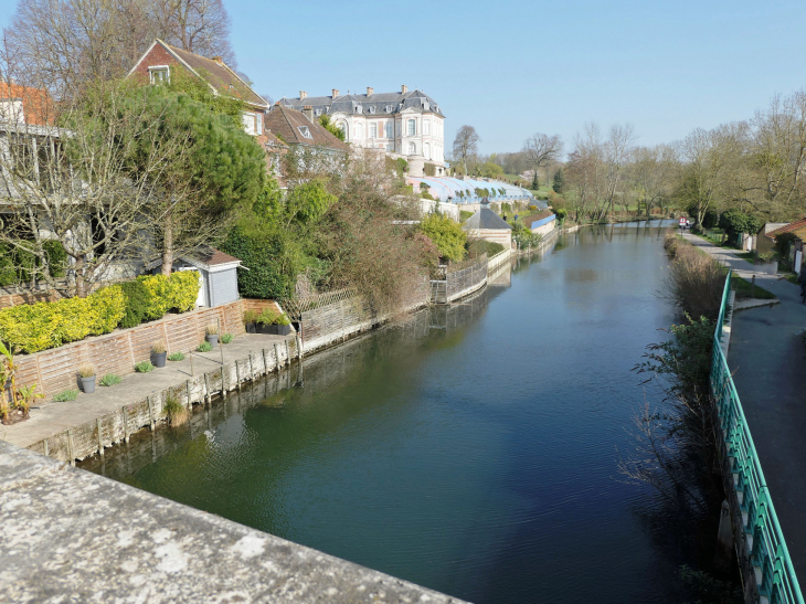 Vue sur la Somme et les serres du château - Long