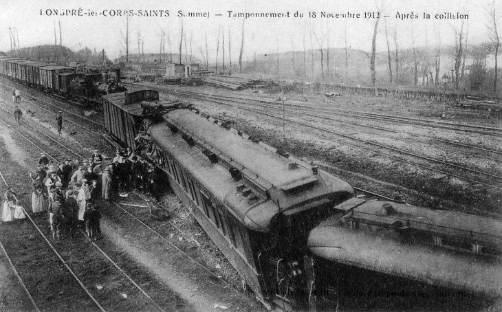 Tamponnement du 18 novembre 1912, après la collision (carte postale ancienne). - Longpré-les-Corps-Saints