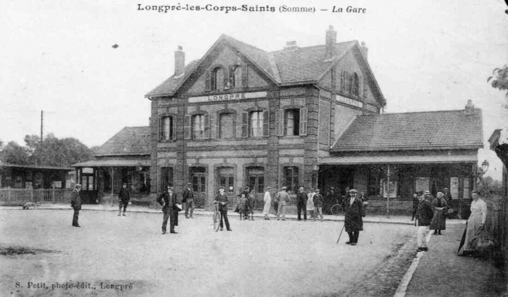 Vers 1910, la gare (carte postale ancienne). - Longpré-les-Corps-Saints