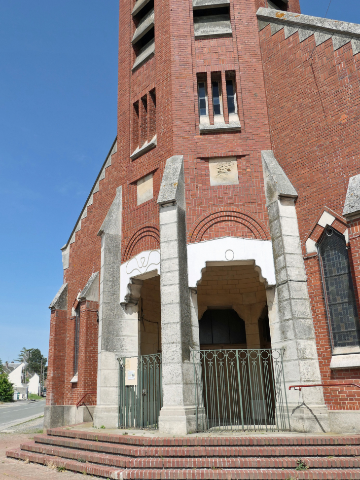 L'entrée de l'église - Méharicourt