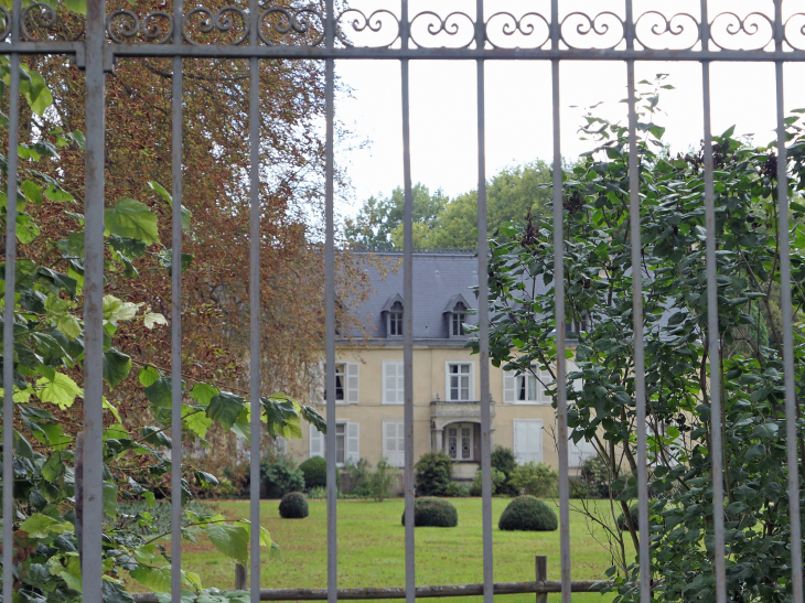 La façade 18ème siècle du château - Méricourt-sur-Somme