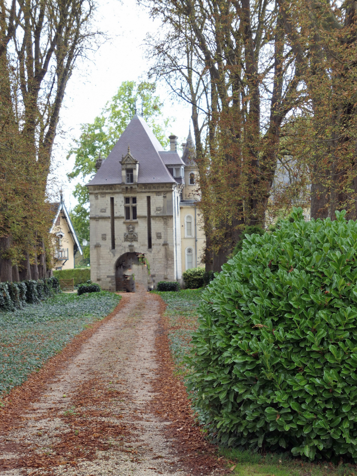 Vers l'entrée Renaissance du château - Méricourt-sur-Somme