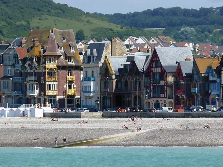 Les maisons vues de la plage - Mers-les-Bains