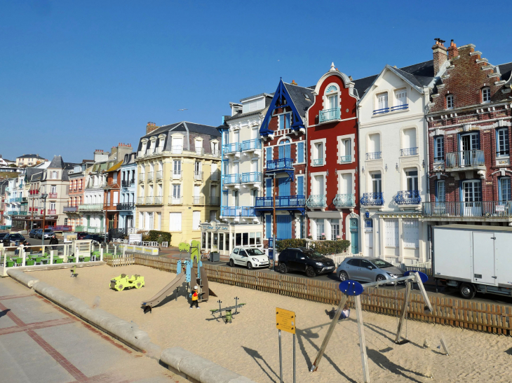 Les villas du bord de mer et la plage - Mers-les-Bains